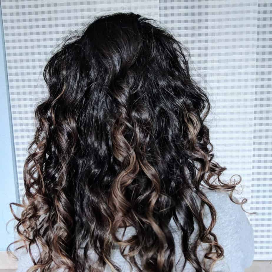 Delilah's curls shown from the back after using evolvh smartcurl conditioner 