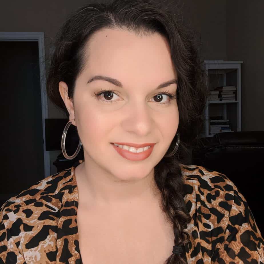 Delilah Orpi shows what she looks like wearing Pacifica Stellar Gaze mascara review 